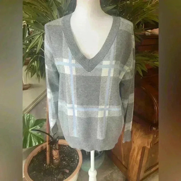 Max Studio NWOT. Never worn super soft. Large. V neck plaid print gray blues - Picture 6 of 11